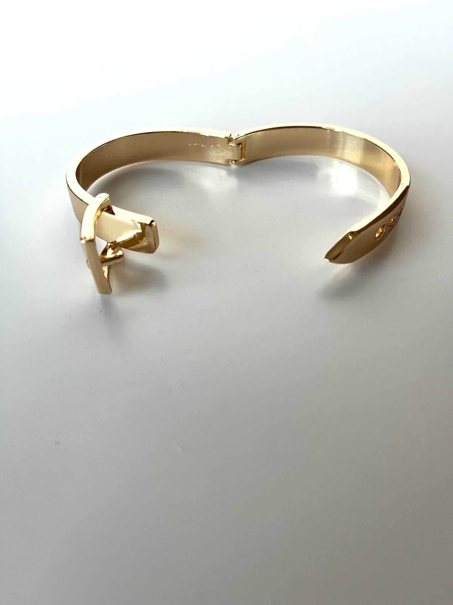 Metal adjustable belt hinged bangle