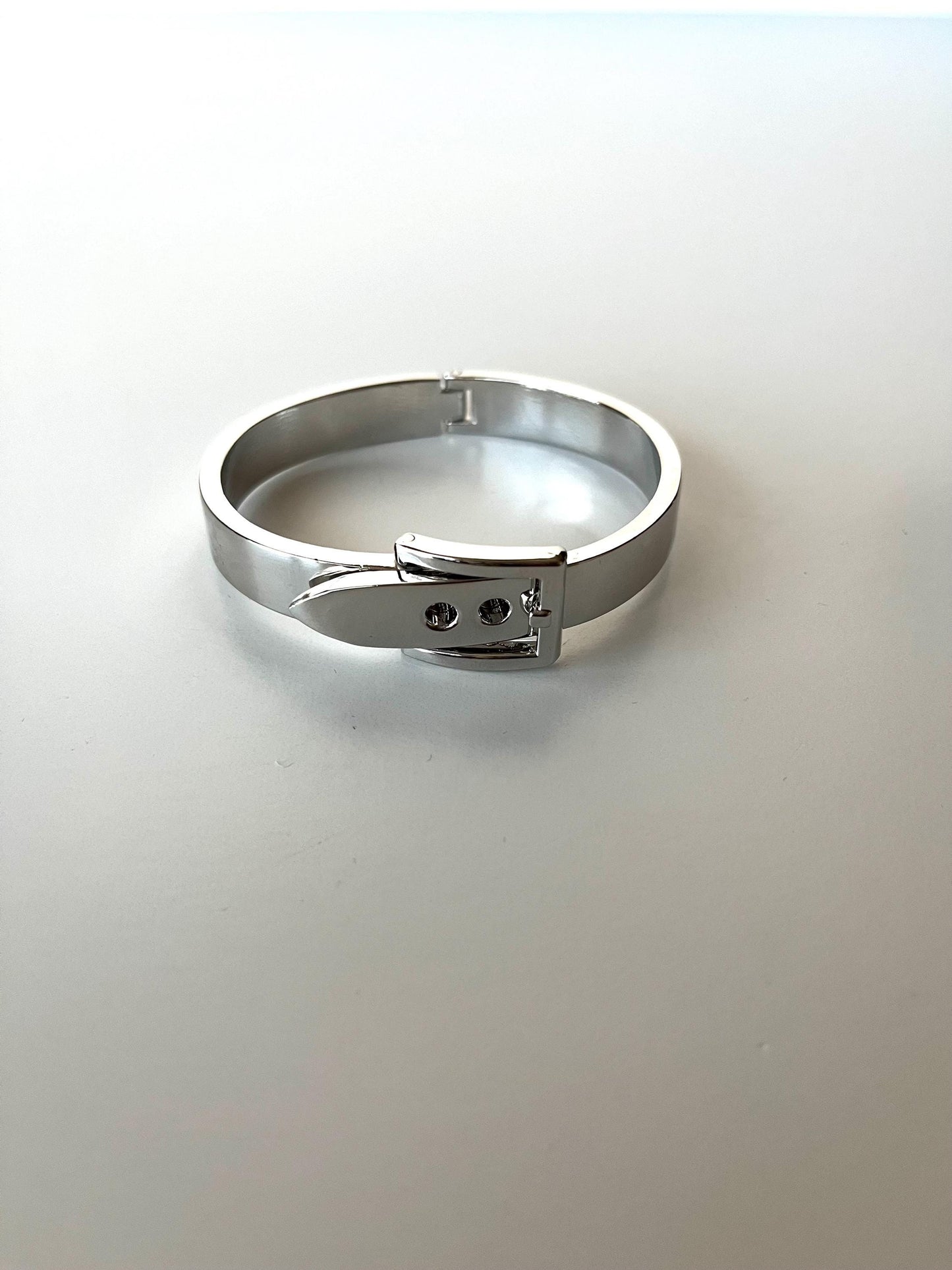 Metal adjustable belt hinged bangle