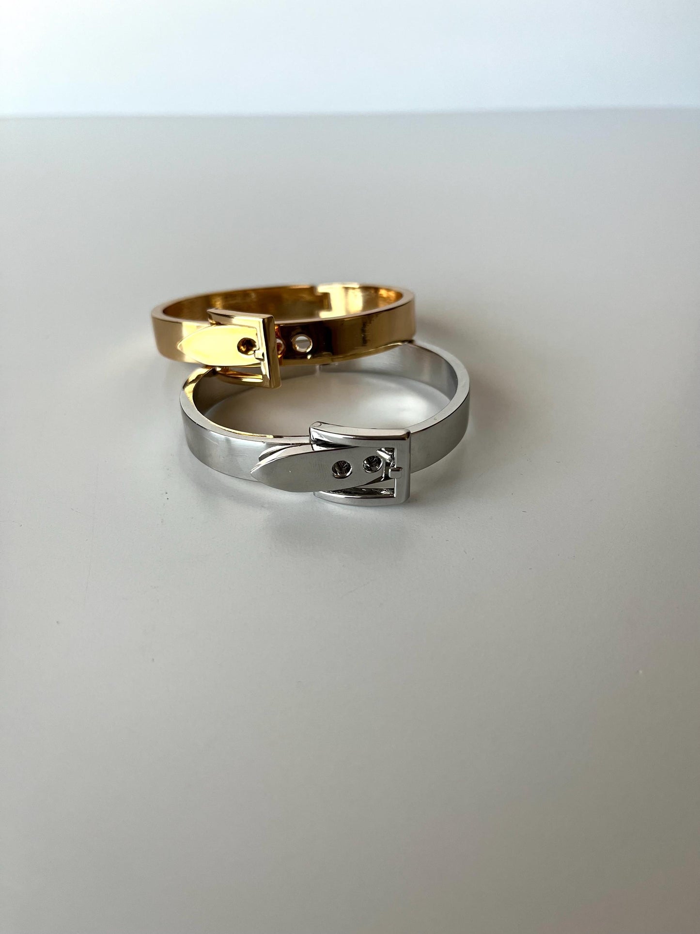 Metal adjustable belt hinged bangle